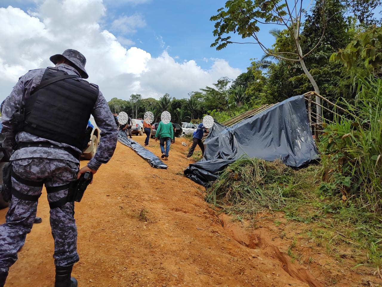 Pm Retira Mais De Invasores De Propriedade Rural Em Ariquemes