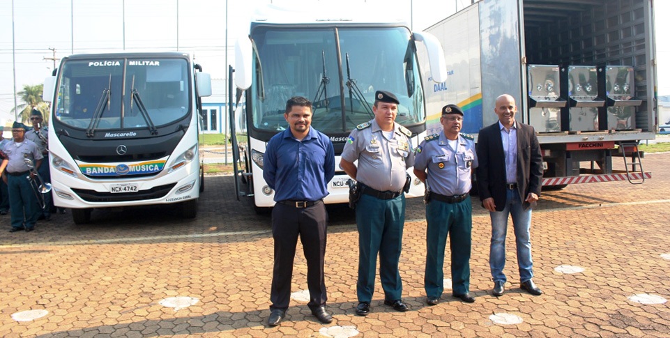 Deputado Jesuíno Boabaid participa de entrega ônibus e de bebedouros para a PM-Assessoria