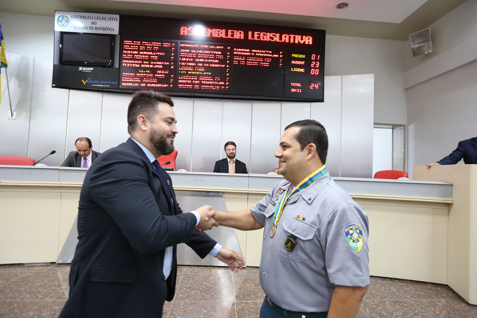 L o Moraes entrega Votos de Louvor e medalhas de M rito Legislativo-06Nov17-Gilmar de Jesus-Decom-ALE-RO 10