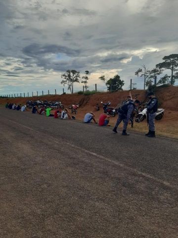 05 a 07-03Polícia Militar acaba com aglomerações prende uma pessoa por tráfico de drogas e 11 por direção perigosa 3