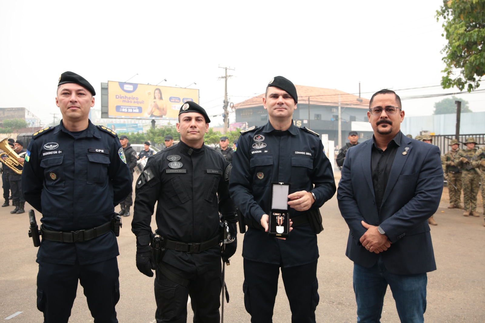 Comandante-geral da PM, coronel Regis Braguin recebe a Medalha do Mrito das Operaes Especiais